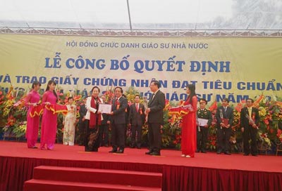 Phó Chủ tịch nước Nguyễn Thị Doan trao Giấy chứng nhận cho các GS, PGS.
